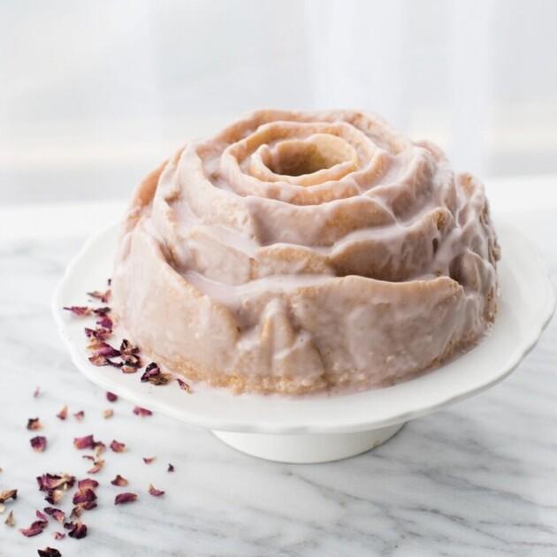 Alternative view of Nordic Ware Rose Bundt® Pan kakkuvuoka